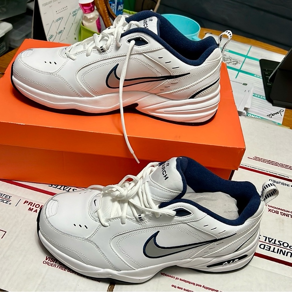 Nike shoes - Picture 2 of 8